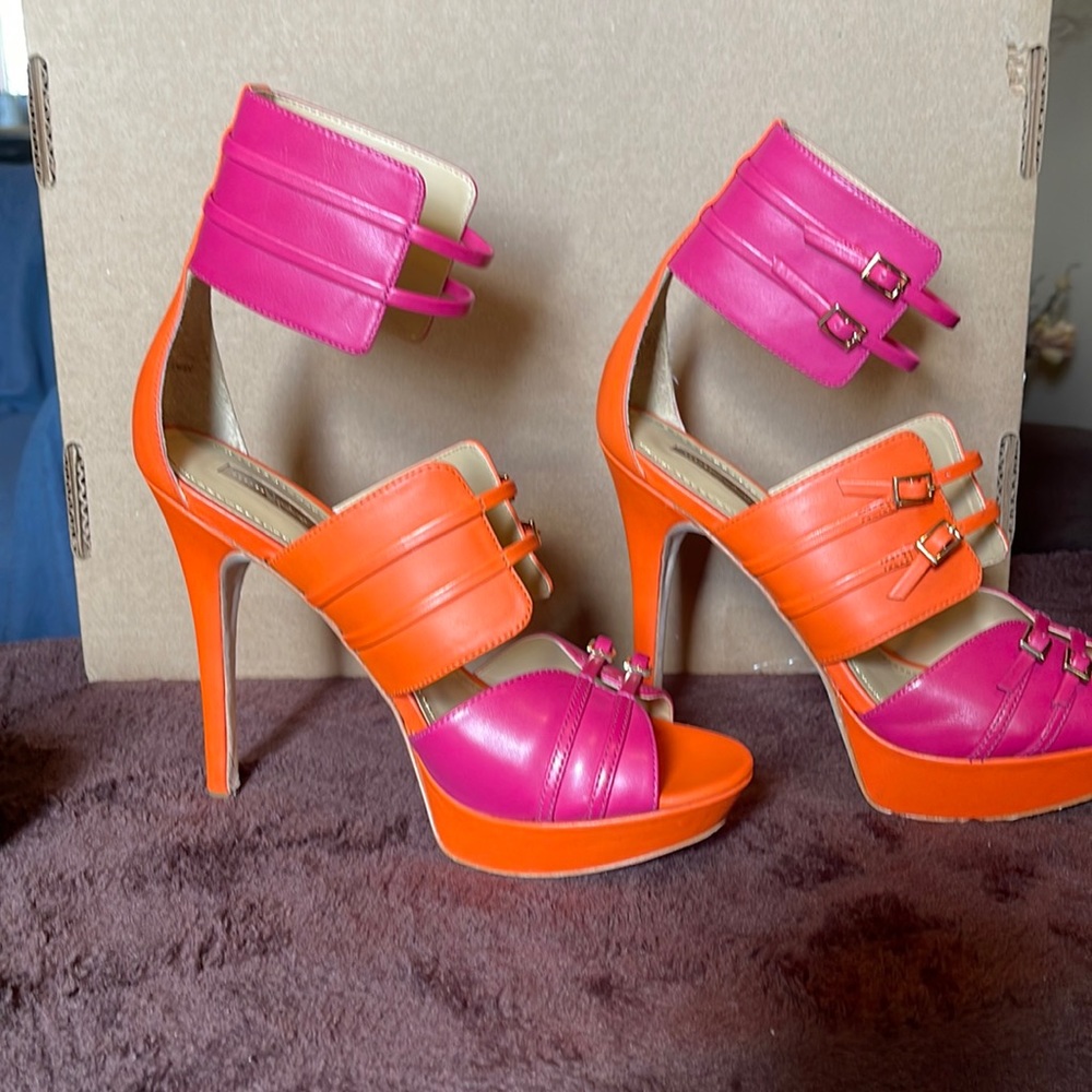 Report signature heels excellent condition. See photo for heal height